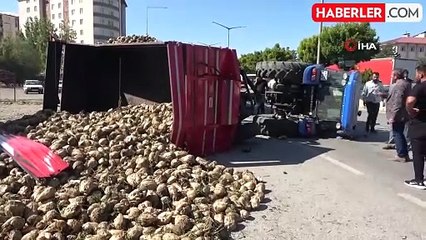 Şeker Pancarı Yüklü Traktör Devrildi