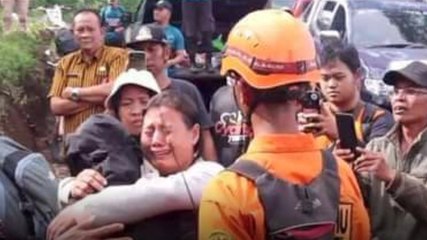 Momen Haru Pendaki Wanita Ditemukan Selamat Setelah Hilang 2 Hari di Hutan Gunung Slamet