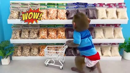 Monkey Baby Bon Bon goes to the supermarket to buy popcorn with duckling and bath with the puppy