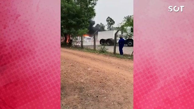 Incêndio de grandes proporções destrói veículos em transportadora no noroeste do Paraná