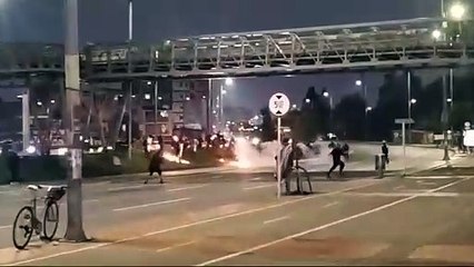 Un policía por poco resulta quemado en medio de las manifestaciones en la Universidad Nacional