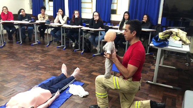 Alunos do CEEP aprendem primeiros socorros em curso dos Bombeiros