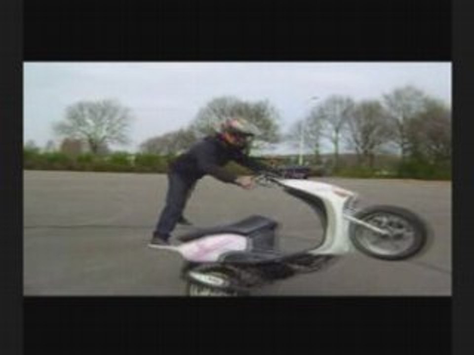 Lars pink ass scooter wheely at Neo's