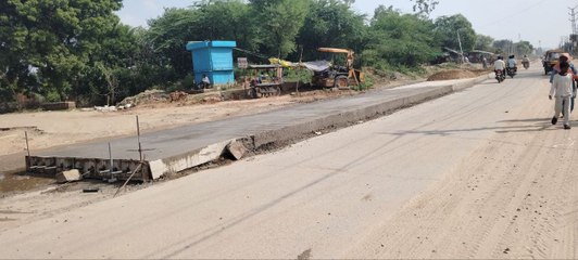 संवेदक को फिक्र न अधिकारी गंभीर, ढाई वर्ष से रेंग रहा सड़क निर्माण कार्य