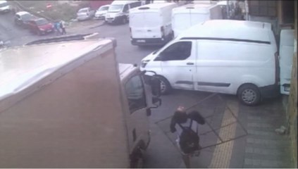 Üniversite öğrencisinin başına demir korkuluk düştü