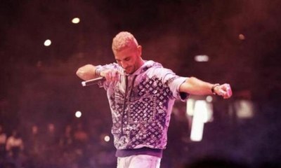 أحمد سعد يمازح فتاة على المسرح في المغرب