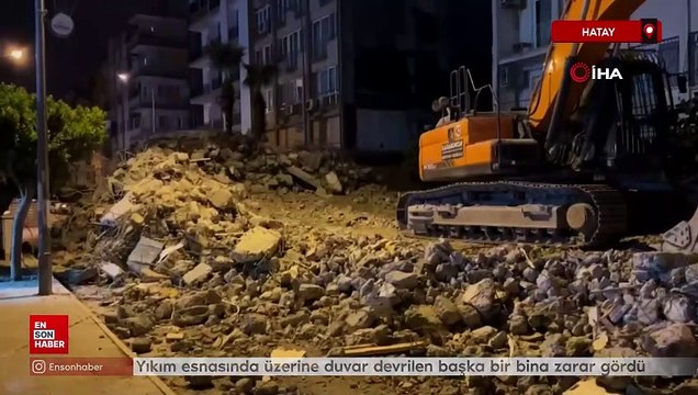 Hatay'da yıkım esnasında üzerine duvar devrilen başka bir bina zarar gördü