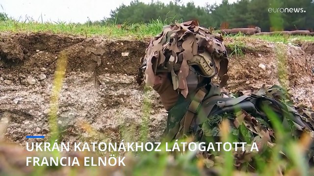 Ukrán katonákhoz látogatott a francia elnök