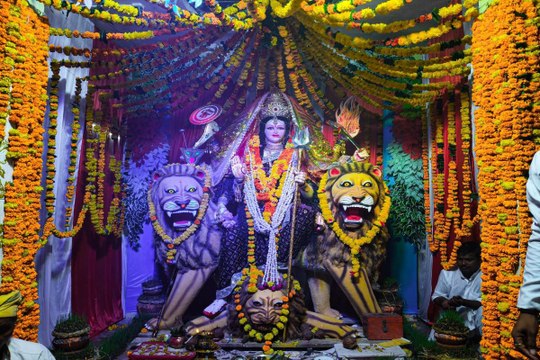 शक्तिपीठों और दुर्गा पंडालों में उमड़ रही भीड़, माता को समर्पित किए छप्पन भोग