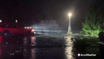 Скачать видео: Sarasota slammed with storm surge from Hurricane Milton