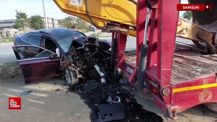 Samsun'da otomobil park halindeki iş makinesi yüklü tıra çarptı