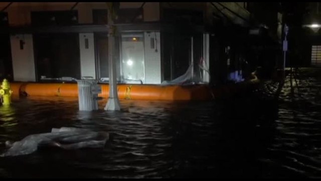 Uragano Milton: in Florida le strade di Fort Myers diventano fiumi