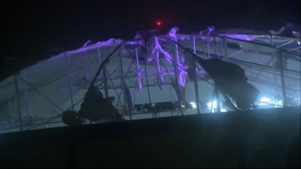 El huracán Milton destroza el techo de un estadio de béisbol