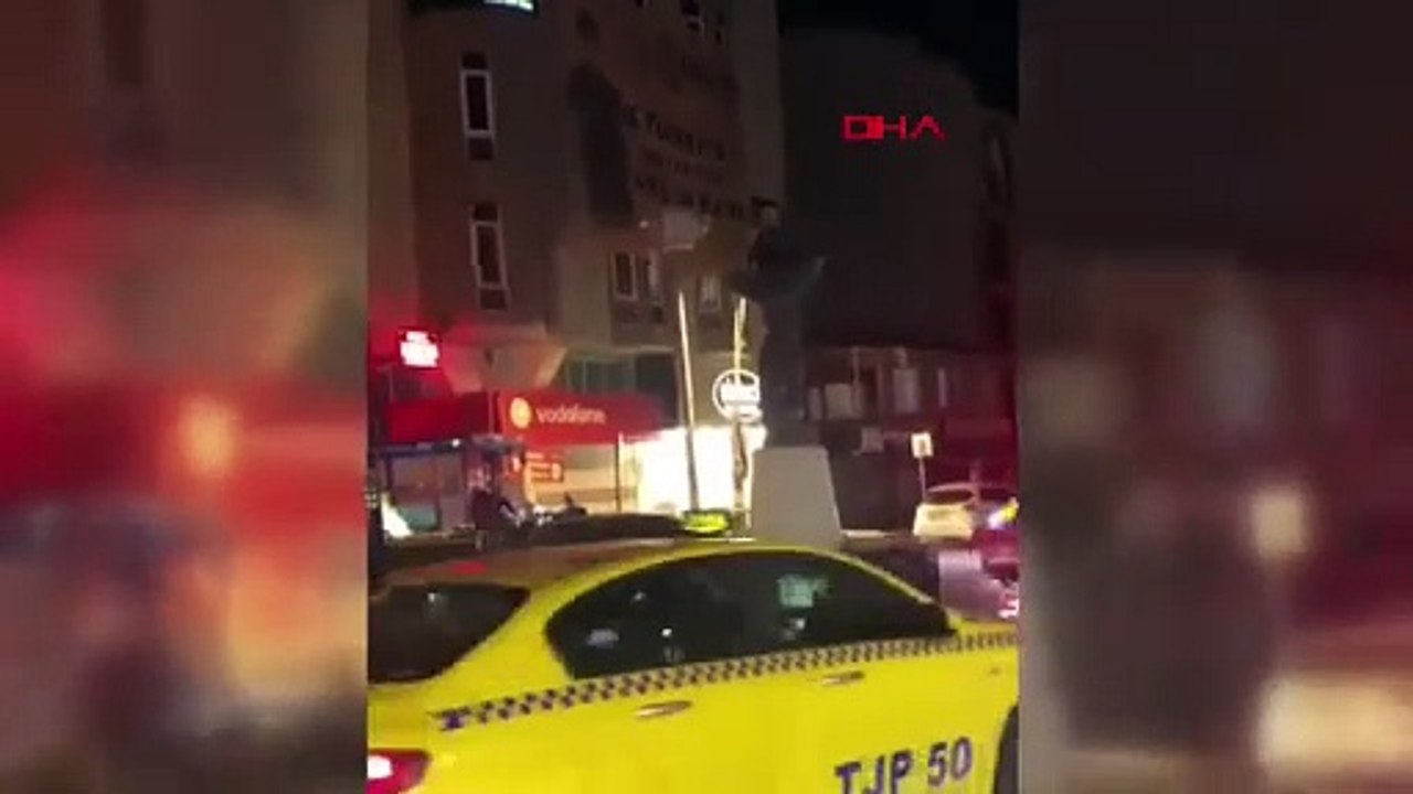 İstanbul - Avcılar’da iddia için çıktığı heykelde mahsur kaldı