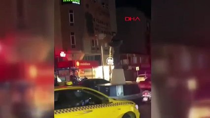 İddia için çıktığı heykelde mahsur kaldı
