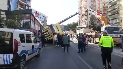 İzmir'de polisten kaçan TIR, iki otomobilin üzerine devrildi