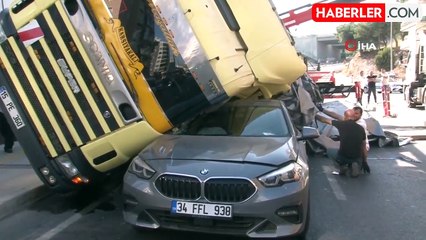 İzmir'de Tır Dehşeti: Polis Kaçtıktan Sonra Işıklarda Bekleyen Araçların Üzerine Devrildi