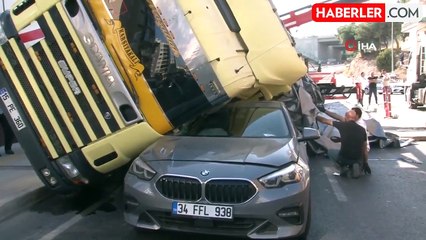 İzmir'de Tır Devrildi: 2 Yaralı