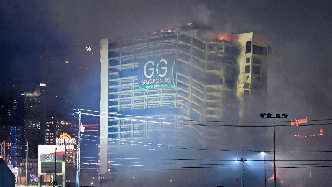 El legendario Tropicana de Las Vegas dice adiós en un espectacular derrumbe