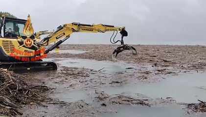 Torbole, tronchi e detriti trattenuti dalle reti vengono rimossi dai vigili del fuoco