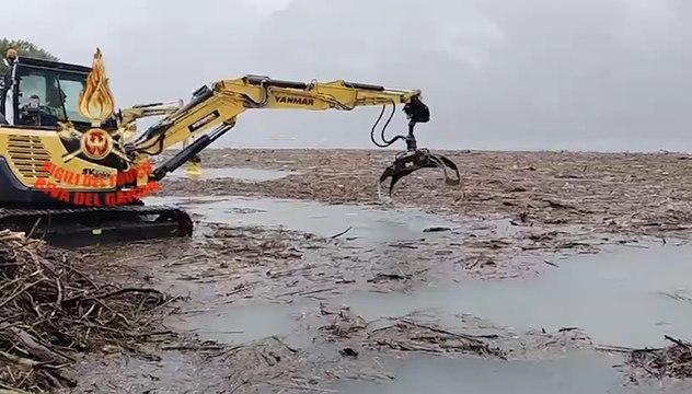Torbole, tronchi e detriti trattenuti dalle reti vengono rimossi dai vigili del fuoco