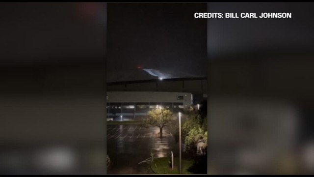 Uragano Milton in Florida, il tetto dello stadio di baseball vola via