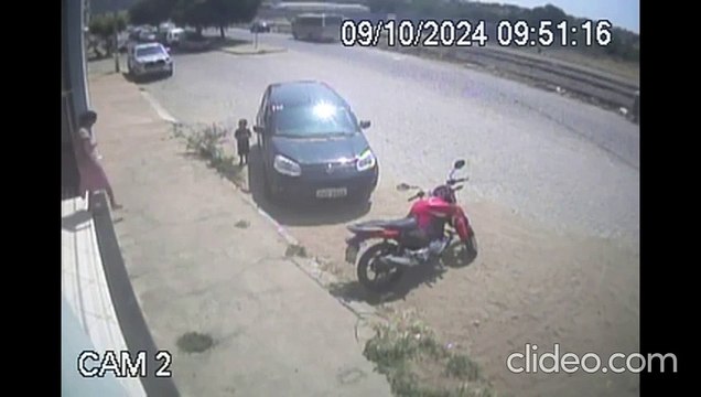 Criança de 3 anos liga carro, invade loja e quase atropela duas pessoas na Bahia