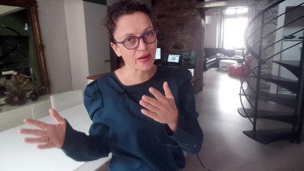 La cuisine en l ouverte sur salon et avec un plan fermée