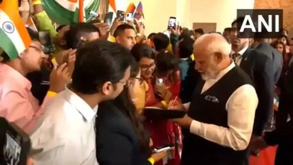 लाओस पहुंचे प्रधानमंत्री मोदी, हाथों में तिरंगा थामे भारतीयों ने इस अंदाज में किया स्वागत