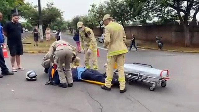 Motociclista é socorrido pelo Siate após colisão com carro em cruzamento de Umuarama