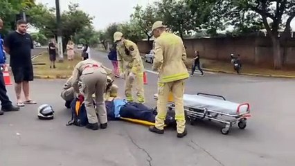 Motociclista é socorrido pelo Siate após colisão com carro em cruzamento de Umuarama