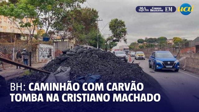 BH: caminhão carregado de carvão tomba na Avenida Cristiano Machado