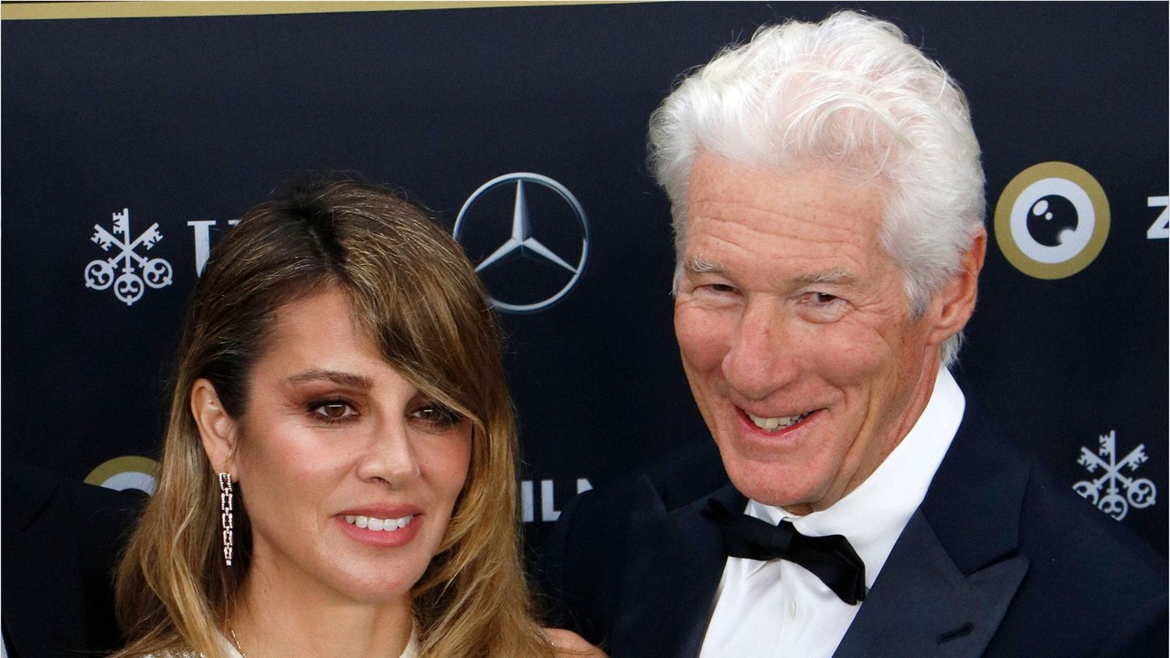 GALA VIDEO - L’amour avec un grand A ! Richard Gere et sa femme Alejandra, de 34 ans sa cadette, collés-serrés : leur complicité fait plaisir à voir