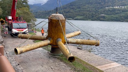 Il recupero degli ossigenatori dal fondale del lago di Caldonazzo: "lavoravano" da 40 anni