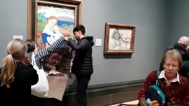 İsrail’e silah satışını protesto eden aktivistlerden dikkat çeken protesto! Özgür Filistin