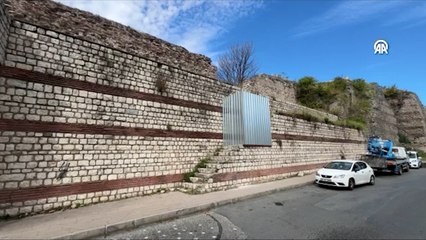 Edirnekapı surlarına çıkan merdivenlere demir bariyerli önlem