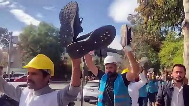 Direniş 46'ncı gününde: Polis ablukasını aşan Fernas işçileri yalınayak yürüyor