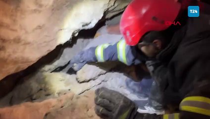 Çorum'da kuyuya düşen 2 yavru köpek kurtarıldı