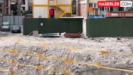 Profilo Alışveriş Merkezi'nin Yıkımı Sırasında Çelik Direk Apartmana Saplandı