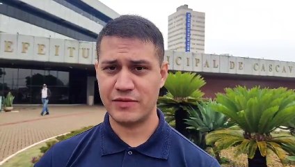 Homem em surto e armado com faca, tenta derrubar computadores e é contido na Prefeitura de Cascavel