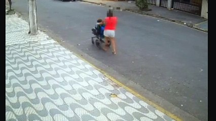 Mulher é assaltada com filha cadeirante em Praia Grande e ladrão ameaça criança; VÍDEO