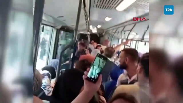 Engelli oğulları ile dolu otobüse binemeyen çift, aracın önüne geçip hareketine izin vermedi