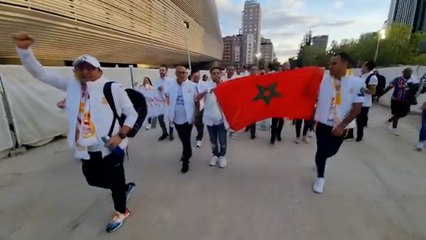 Tải video: Una peña madridista lleva hasta el Bernabéu el mapa de Marruecos con el Sáhara Occidental