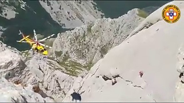 L'elicottero va in soccorso dell'alpinista sul Gran Sasso