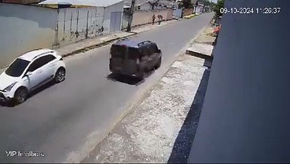 Cámara capta a adolescente con autismo en defensa de su abuela durante violento asalto
