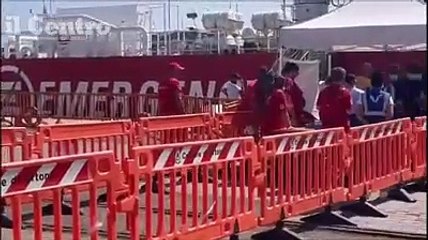 I 40 migranti a Ortona dopo 4 giorni di navigazione: stanno bene, non vanno nella tendopoli / VIDEOINTERVISTA