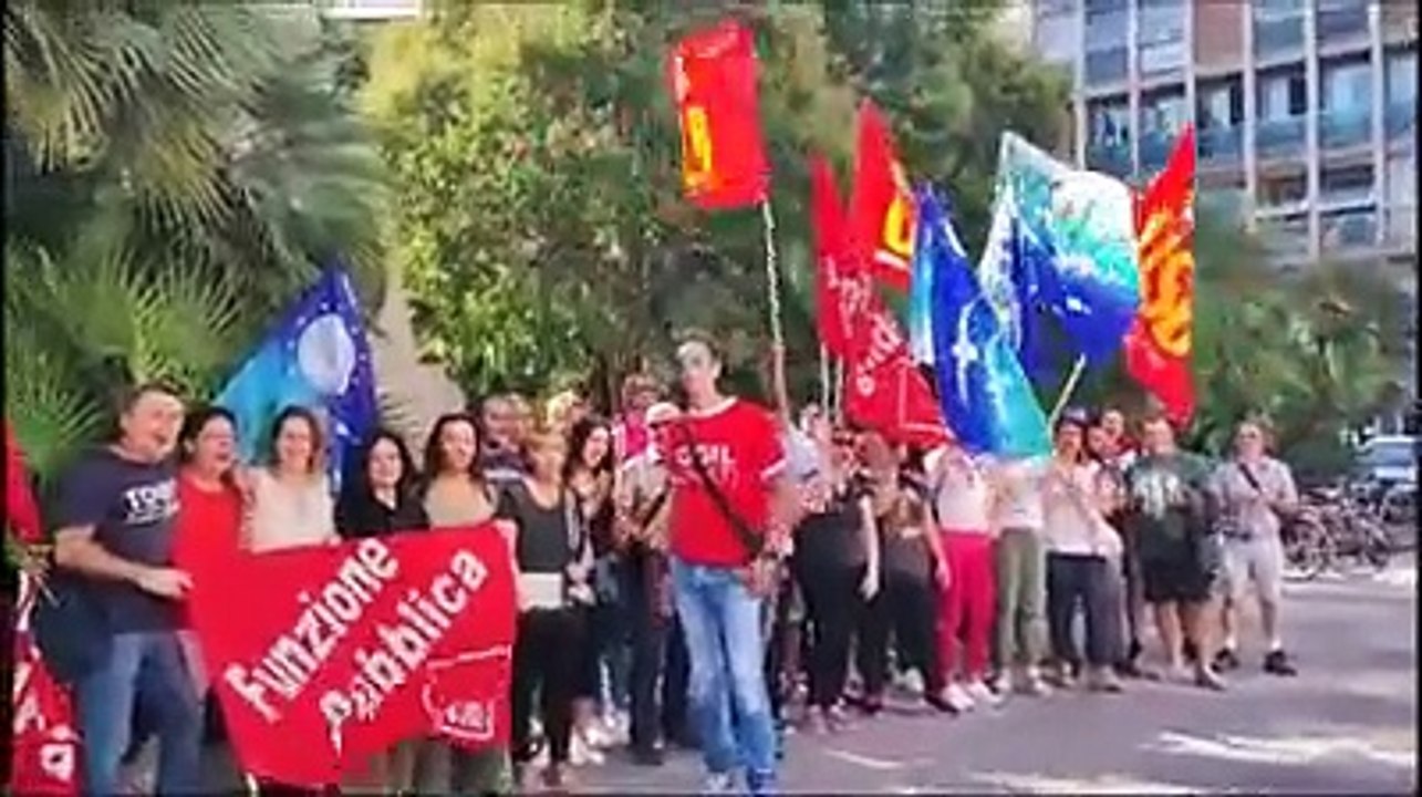 Al grido di "lavoro, lavoro" la protesta dei precari della Asl teatina