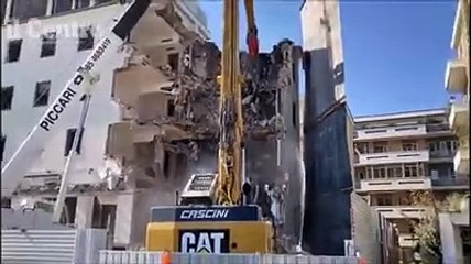 Sventrato l'ex hotel Carlton, i lavori sulla riviera diventano amarcord