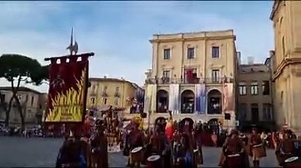 Lo spettacolo degli sbandieratori nel corteo storico