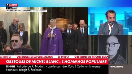 Download Video: Obsèques de Michel Blanc: Regardez le moment très fort en émotion lorsque le cercueil de l'acteur est sorti de l'église sous les applaudissements de la foule présente - VIDEO